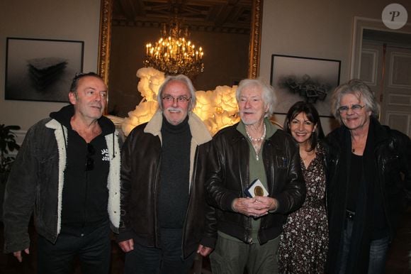 Exclusif - Hugues Aufray, Anne Hidalgo, invité - Hugues Aufray reçoit la médaille Grand Vermeil de la ville des mains d'Anne Hidalgo, à l'hôtel de ville de Paris le 18 décembre 2025. © Philippe Baldini/Bestimage