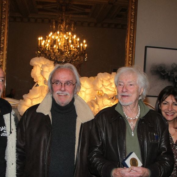 Exclusif - Hugues Aufray, Anne Hidalgo, invité - Hugues Aufray reçoit la médaille Grand Vermeil de la ville des mains d'Anne Hidalgo, à l'hôtel de ville de Paris le 18 décembre 2025. © Philippe Baldini/Bestimage