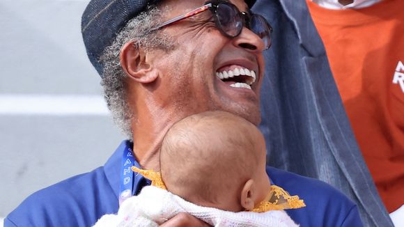 Yannick Noah complice avec sa fille Keelaani (bientôt 10 mois) : photo de ses vacances en famille, un phénomène naturel immortalisé