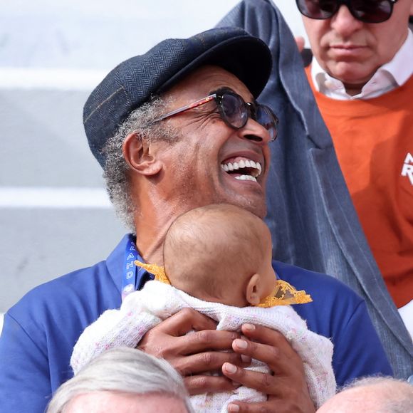 Yannick Noah a partagé sur Instagram deux photos capturant un arc-en-ciel et un moment complice avec sa fille Keelaani.


Yannick Noah et sa fille Keelaani lors de l'hommage à R.Nadal lors des internationaux de France de tennis à Roland Garros. © Jacovides / Moreau / Bestimage