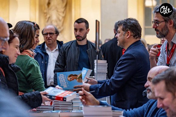 Guillaume Musso a un frère, Valentin, qui a aussi la double casquette d'écrivain et d'enseignant, et l'auteur précise s'occuper lui-même des devoirs d'école de ses enfants.

Guillaume Musso participe à la 22ème édition du festival Quais du Polar à Lyon, France, le 3 avril 2026. Crédit Sandrine Thesillat/PsNewZ/Bestimage