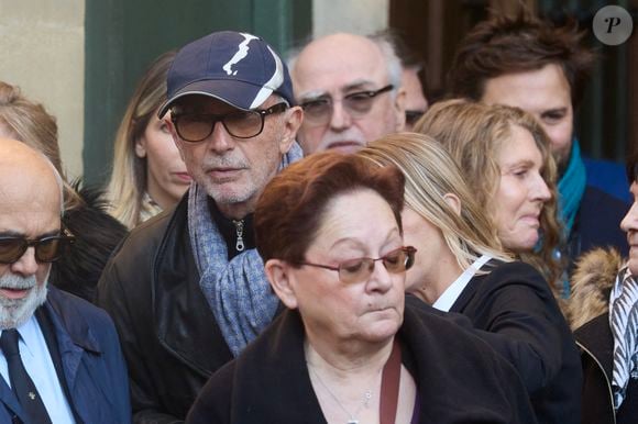 Gérard Jugnot, Thierry Lhermitte, sa femme Hélène (Hélène Aubert) - Sortie des Obsèques de Michel Blanc en l'église Saint-Eustache à Paris, le 10 octobre 2024. 
© Moreau / Jacovides / Bestimage