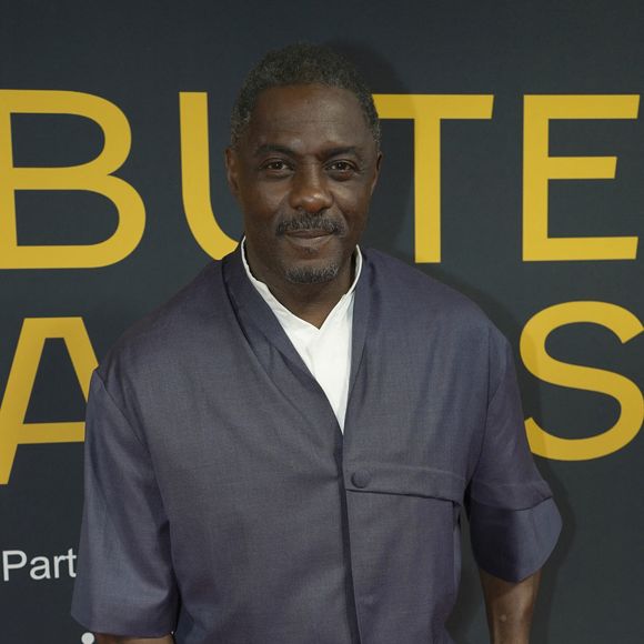 Sa présence demeure un secret jalousement gardé par les habitants. L’acteur, âgé de 53 ans, aurait acquis un corps de ferme dans l’un des hameaux les plus reculés de Plémy dès 2013, selon nos confrères de "Ouest-France". 

Idris Elba au photocall des Tributes Awards lors de la 50ème édition du Festival International du Film de Toronto (TIFF) le 7 septembre 2025.