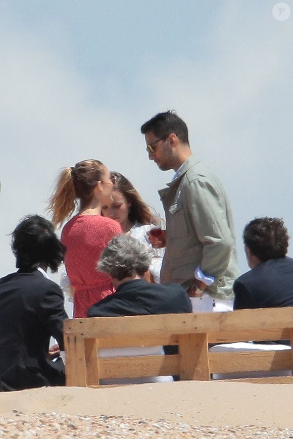 Ilona Smet et son petit ami Kamran Ahmed assistant à la fête de Laura Smet et Raphael Lancrey Javal après leur mariage le 15 juin 2019 au Domaine de Benoit Bartherotte au Cap Ferret, France. Aujourd'hui, c'est aussi l'anniversaire de Johnny Hallyday. Photo by ABACAPRESS.COM