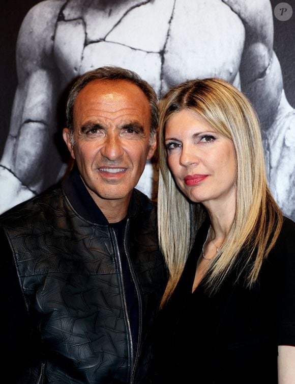 Nikos Aliagas et sa femme Tina - Vernissage de l'exposition "Les grands âges", photographies de Nikos Aliagas au musée de l'Homme à Paris le 7 avril 2026. 

© Dominique Jacovides/Bestimage