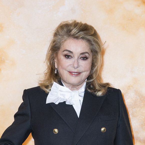 Le petit-fils de Catherine Deneuve évoque leur relation

Catherine Deneuve - Photo Call pour Le Défilé « Saint Laurent »Collection Prêt-à-Porter Automne/Hiver" lors de la Fashion Week de Paris (PFW). © Olivier Borde /Bestimage