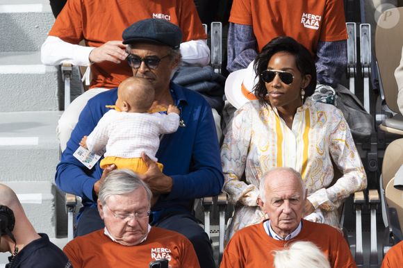 Yannick Noah, sa compagne Malika et leur fille Keelaani lors de l'hommage à R.Nadal lors des internationaux de France de tennis à Roland Garros le 25 mai 2025. © Jacovides / Moreau / Bestimage