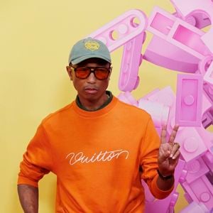 Au-delà des soins, il insiste : « C’est littéralement là, en vous. Cet enfant intérieur, ne le faites jamais taire », soulignant l’importance de l’état d’esprit.

BGUK_3064501 - Londres, ROYAUME-UNI - Pharrell Williams, les acteurs et les invités ont foulé le tapis rouge lors de la soirée de clôture du BFI London Film Festival 2024 ce soir.

Backgrid UK/ Bestimage

Sur la photo : Pharrell Williams