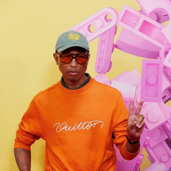 Au-delà des soins, il insiste : « C’est littéralement là, en vous. Cet enfant intérieur, ne le faites jamais taire », soulignant l’importance de l’état d’esprit.

BGUK_3064501 - Londres, ROYAUME-UNI - Pharrell Williams, les acteurs et les invités ont foulé le tapis rouge lors de la soirée de clôture du BFI London Film Festival 2024 ce soir.

Backgrid UK/ Bestimage

Sur la photo : Pharrell Williams