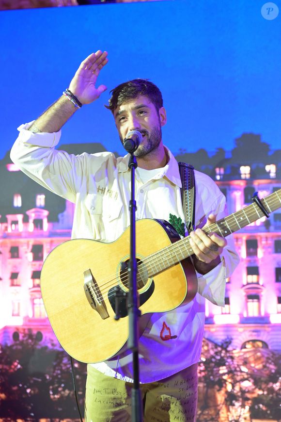 Jérémy Frérot - Photocall du 5ème gala de charité de l'association "Les Bonnes Fées" à l'occasion de la campagne mondiale "Octobre Rose" à l'hôtel Peninsula, Paris le 3 octobre 2024. © Rachid Bellak/Bestimage