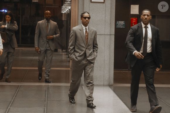Et ce mardi 18 février, Asap Rocky a été reconnu non coupable.

Asap Rocky sort du tribunal de Los Angeles.

Photo : Backgrid USA / Bestimage