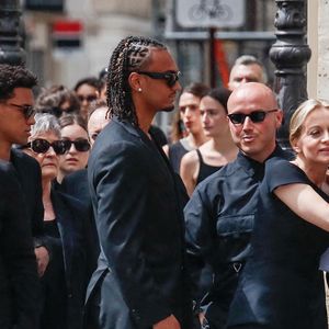 Pour chacun, elle a eu une bise, un mot, voire les deux. Comme le précise le reporter sur place, cela aurait même créé un embouteillage à l'entrée de l'église,

Armande Altaï, Audrey Crespo-Mara et ses fils Sekou et Lamine - Arrivées aux obsèques de Thierry Ardisson en l’église Saint-Roch de Paris, France, le 17 juillet 2025. © Clovis-Jacovides/Bestimage