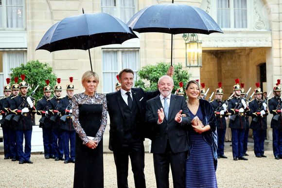 Le président Emmanuel Macron, sa femme Brigitte Macron, le président du Brésil Luiz Inácio Lula da Silva et sa femme Rosângela da Silva - Le président de la République française et sa femme accueillent le président du Brésil et sa femme au palais de l'Elysée pour un dîner d'état à Paris le 5 juin 2025.

© Jacovides / Moreau / Bestimage
