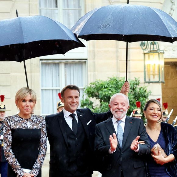 Le président Emmanuel Macron, sa femme Brigitte Macron, le président du Brésil Luiz Inácio Lula da Silva et sa femme Rosângela da Silva - Le président de la République française et sa femme accueillent le président du Brésil et sa femme au palais de l'Elysée pour un dîner d'état à Paris le 5 juin 2025.

© Jacovides / Moreau / Bestimage