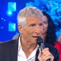 Nagui n'en revient pas ! Raphaël, Maestro de N'oubliez pas les paroles, vit dans un logement de 418m2 et de façon atypique