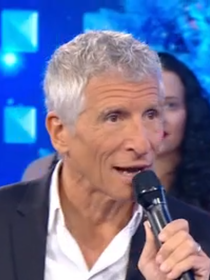 Nagui n'en revient pas ! Raphaël, Maestro de N'oubliez pas les paroles, vit dans un logement de 418m2 et de façon atypique