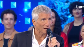 Nagui n'en revient pas ! Raphaël, Maestro de N'oubliez pas les paroles, vit dans un logement de 418m2 et de façon atypique