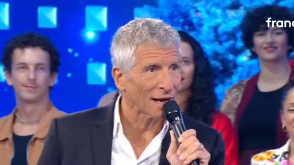 Nagui n'en revient pas ! Raphaël, Maestro de N'oubliez pas les paroles, vit dans un logement de 418m2 et de façon atypique