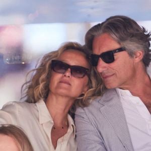 Caroline Roux et son mari Laurent Solly - Célébrités dans les tribunes de la finale homme des Internationaux de France de tennis de Roland Garros 2024 à Paris le 9 juin 2024. © Jacovides-Moreau/Bestimage