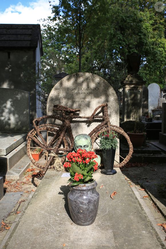 Illustration de la tombe de Ticky Holgado au cimetière du Père Lachaise à Paris en 2021 © 
© Céline Bonnarde / Bestimage