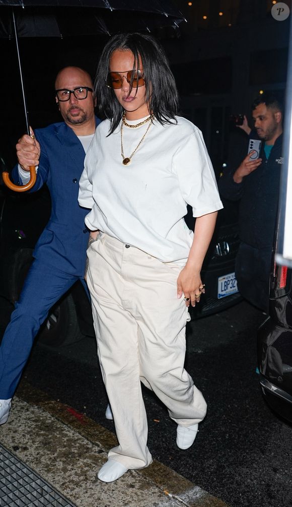 New York, NY Rihanna et A$AP Rocky ont été rejoints par la mère de Rocky, Renee Black, alors que la famille célébrait le 4e anniversaire de son fils RZA à l'Institut Sloomoo de New York. Les membres de l'équipe ont été aperçus quittant l'attraction sur le thème de la limace avec des ballons et des articles de fête après la célébration à Manhattan.



Sur la photo : Rihanna