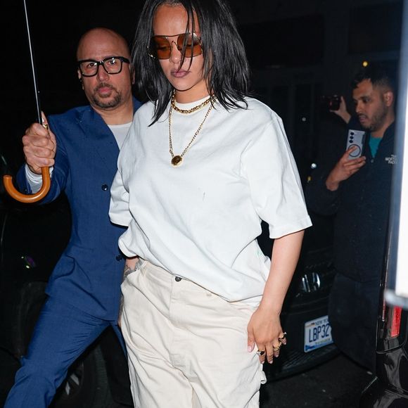 New York, NY Rihanna et A$AP Rocky ont été rejoints par la mère de Rocky, Renee Black, alors que la famille célébrait le 4e anniversaire de son fils RZA à l'Institut Sloomoo de New York. Les membres de l'équipe ont été aperçus quittant l'attraction sur le thème de la limace avec des ballons et des articles de fête après la célébration à Manhattan.



Sur la photo : Rihanna