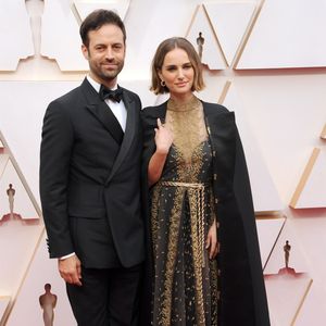 L'actrice est déjà la maman d'Aleph et Amalia qu'elle a eus avec le Français Benjamin Millepied 

Natalie Portman (cape et robe Dior Haute Couture) et son mari Benjamin Millepied lors du photocall des arrivées de la 92ème cérémonie des Oscars 2020 au Hollywood and Highland à Los Angeles, Californie, Etats-Unis, le 9 février 2020.