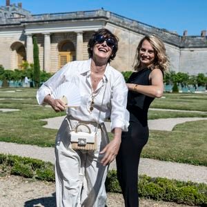 Ainsi qu'Ines de la Fressange et sa fille Violette d'Urso

Ines de la Fressange et Violette d'Urso - VIP @ Défilé de mode Jacquemus dans les jardins de l’Orangerie à Versailles le 29 juin 2025. au photocall du défilé Jacquemus de la mode homme Printemps/Été 2026 dans le cadre de la Fashion Week de Paris dans les jardins de l’Orangerie à Versailles, France, le 29, 2025. © Olivier Borde/Bestimage