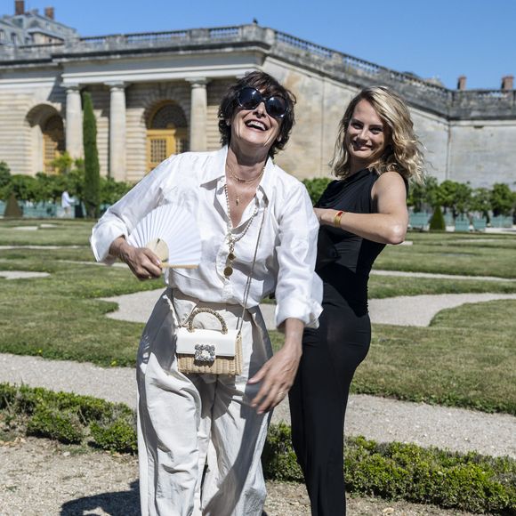 Ainsi qu'Ines de la Fressange et sa fille Violette d'Urso

Ines de la Fressange et Violette d'Urso - VIP @ Défilé de mode Jacquemus dans les jardins de l’Orangerie à Versailles le 29 juin 2025. au photocall du défilé Jacquemus de la mode homme Printemps/Été 2026 dans le cadre de la Fashion Week de Paris dans les jardins de l’Orangerie à Versailles, France, le 29, 2025. © Olivier Borde/Bestimage
