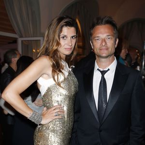 En légende, Cameron décrit le look de chacun, soulignant que les couleurs des tenues concordent toutes. "Peak parenting [parentalité maximale]", écrit-il. 

David Hallyday et sa femme Alexandra lors du 66eme festival du film de Cannes, le 21 mai 2013