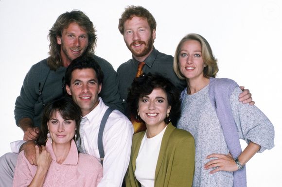 Thirty Something, dans le sens des aiguilles d'une montre, en partant du haut à gauche : Peter Horton, Timothy Busfield, Patricia Wettig, Polly Draper, Ken Olin, Mel Harris, 1987-1991. © ABC / Courtesy Everett Collection/ABACAPRESS.COM