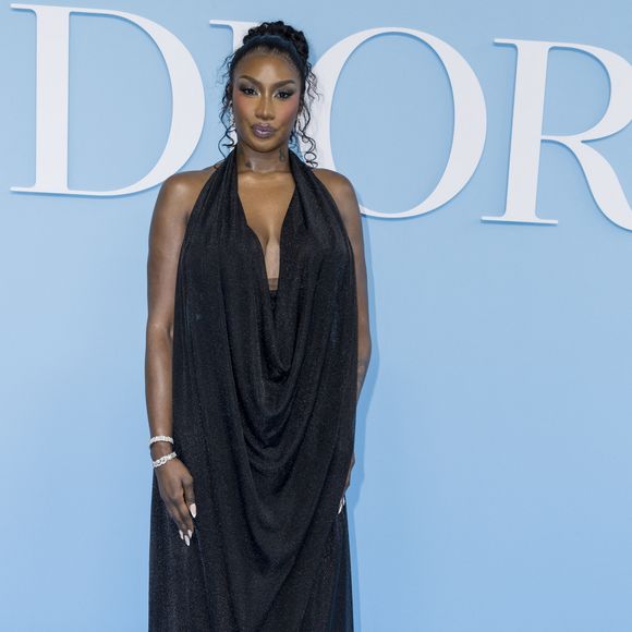 La chanteuse avait interprété un medley de ses titres Djadja et Pookie ainsi que For me Formidable de Charles Aznavour.

Aya Nakamura au photocall du défilé de mode féminine Dior printemps-été 2025 lors de la Fashion Week de Paris (PFW), à Paris, France, le 24 septembre 2024. © Olivier Borde/Bestimage