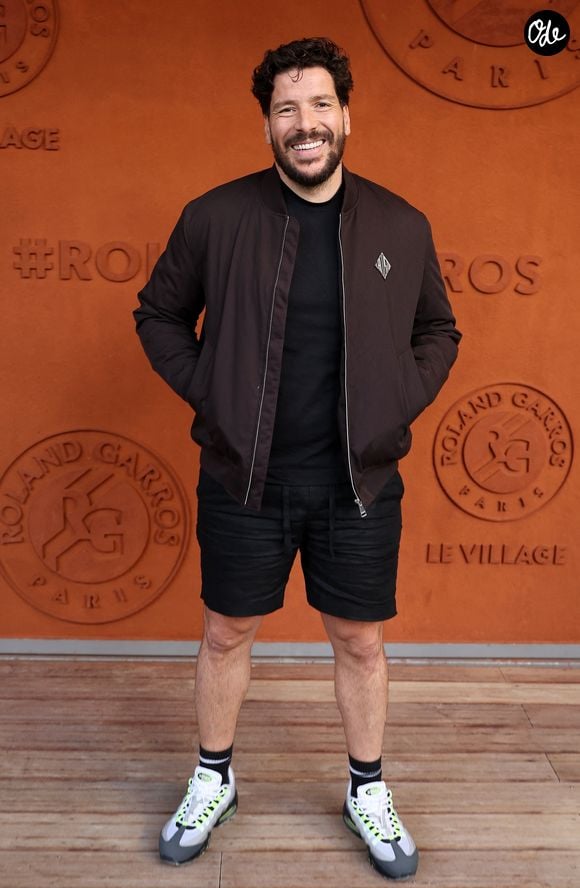 Dans ce long-métrage, il incarne un ouvrier de fête foraine qui devient combattant de MMA.

Redouane Bougheraba lors du photocall au village à l'occasion des Internationaux de France de tennis de Roland-Garros 2026 à Paris, le 31 mai 2026.

© Jacovides / Bestimage
