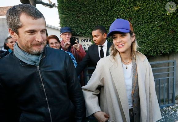 Exclusif - Guillaume Canet et sa compagne Marion Cotillard lors de l'avant-première nationale du film "Nous finirons ensemble" (suite des "Petits Mouchoirs") au cinéma le Rex d'Andernos-les-Bains, bassin d'Arcachon, France, le 17 avril 2019. © Patrick Bernard/Bestimage