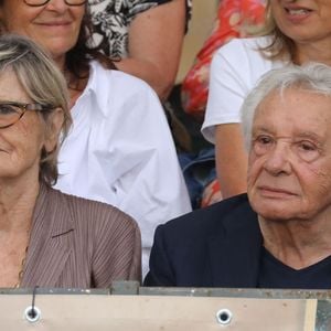 Semi-exclusif - Michel Sardou et sa femme Anne-Marie Périer - Michel Sardou rend hommage à son père en famille lors du premier trophée de pétanque "Fernand Sardou" à Bormes-les-Mimosas le 29 mai 2026. Le célèbre chanteur est venu en famille avec sa femme, son fils Romain avec son fils de deux ans et demi et de sa compagne enceinte de son deuxième enfant.
La première édition du Trophée Fernand Sardou est organisée du 29 au 31 mai au coeur du village de Bormes les Mimosas. Une initiative portée par Michel et son fils Romain, pour rendre hommage à leur illustre parent Fernand Sardou au travers d'un tournoi de pétanque.
En lien avec la municipalité et l'Amicale Bouliste Borméenne (ABB), un premier Trophée Fernand Sardou sera organisé avec deux grands temps forts : Le vendredi, dès 18h, un tournoi d'exhibition sera proposé et verra s'affronter 16 triplettes. Puis un concours fédéral à pétanque sera organisé le weekend et ouvert à tous les amateurs. 128 équipes seront réparties sur les sites les plus emblématiques du village, à savoir au boulodrome de la place Saint-François, mais aussi au parc Cigalou, sur le site du château et à l'ancien stade. © Franz Chavaroche/Bestimage