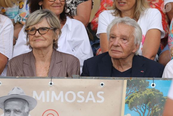Semi-exclusif - Michel Sardou et sa femme Anne-Marie Périer - Michel Sardou rend hommage à son père en famille lors du premier trophée de pétanque "Fernand Sardou" à Bormes-les-Mimosas le 29 mai 2026. Le célèbre chanteur est venu en famille avec sa femme, son fils Romain avec son fils de deux ans et demi et de sa compagne enceinte de son deuxième enfant.
La première édition du Trophée Fernand Sardou est organisée du 29 au 31 mai au coeur du village de Bormes les Mimosas. Une initiative portée par Michel et son fils Romain, pour rendre hommage à leur illustre parent Fernand Sardou au travers d'un tournoi de pétanque.
En lien avec la municipalité et l'Amicale Bouliste Borméenne (ABB), un premier Trophée Fernand Sardou sera organisé avec deux grands temps forts : Le vendredi, dès 18h, un tournoi d'exhibition sera proposé et verra s'affronter 16 triplettes. Puis un concours fédéral à pétanque sera organisé le weekend et ouvert à tous les amateurs. 128 équipes seront réparties sur les sites les plus emblématiques du village, à savoir au boulodrome de la place Saint-François, mais aussi au parc Cigalou, sur le site du château et à l'ancien stade. © Franz Chavaroche/Bestimage