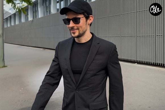 Sa fortune sera donc répartie à parts égales entre ses 106 héritiers.

Le fondateur de Telegram Pavel Durov entouré de ses avocats à la sortie du tribunal de Paris lundi soir ou il a été intérrogé par les juges, le 28 juillet 2025.
© Yehiel Chekroune - Julien Sarkissian / Bestimage