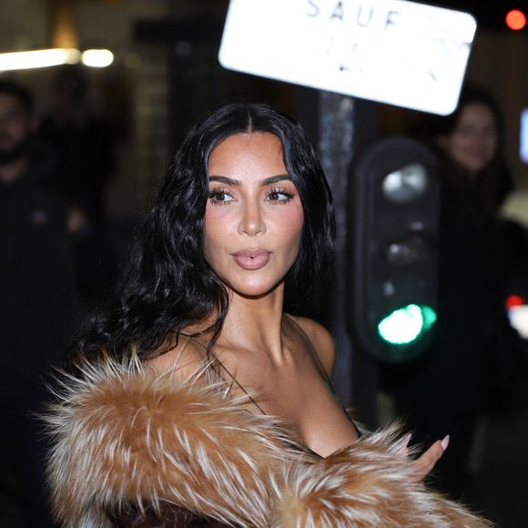 C'est le procès le plus médiatisé de l'année. 

Kim Kardashian et sa mère sortent du restaurant Le Voltaire à Paris.

© Yoann Ouahcene / Bestimage