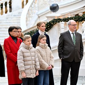 Le prince Albert II de Monaco, la princesse Charlene et leurs enfants la princesse Gabriella et le prince héréditaire Jacques ont accueilli les enfants monégasque pour le traditionnel arbre de Noël du Palais à Monaco, le 17 décembre 2025. La famille princière a assisté à un spectacle dans la cour d'honneur du Palais puis a distribué cadeaux et friandises avec l'aide de la princesse Stéphanie de Monaco, et de ses enfants, Louis Ducruet et Camille Gottlieb. © Bruno Bebert/Bestimage