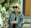 “Je n’ai pas les mots pour décrire réellement à quel point je suis dévastée en ce moment”, conclut Laeticia Hallyday

Exclusif - Laeticia Hallyday garde le moral avec la visite d'amis dans sa villa de Pacific Palisades à Los Angeles. Laeticia est allée déjeuner avec un ami l'écrivain Simon Liberati qui lui rend visite ces derniers jours. Le musicien producteur Vincent Lanty les accompagne. Le matin elle a eu la visite de son coiffeur.