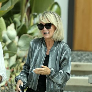 “Je n’ai pas les mots pour décrire réellement à quel point je suis dévastée en ce moment”, conclut Laeticia Hallyday

Exclusif - Laeticia Hallyday garde le moral avec la visite d'amis dans sa villa de Pacific Palisades à Los Angeles. Laeticia est allée déjeuner avec un ami l'écrivain Simon Liberati qui lui rend visite ces derniers jours. Le musicien producteur Vincent Lanty les accompagne. Le matin elle a eu la visite de son coiffeur.