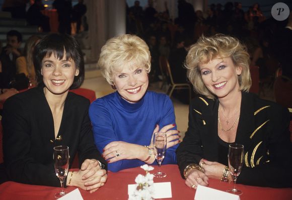 Mais on ne se doute pas que le coeur y était, en hommage aux belles années de l'émissin culte

En France, à Paris, sur le plateau, les animatrices Fabienne EGAL, Simone GARNIER et Evelyne LECLERCQ.  15/12/1992 

Photo : Bernard LEGUAY via Bestimage