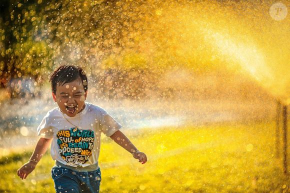 L’enfance est souvent perçue comme heureuse mais marquée par la dépendance.

Photo prise par Mi Pham / Unsplash