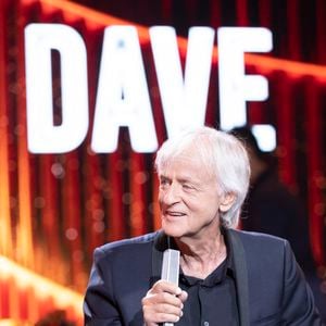 progressive de la vue, au début accompagnée de gêne à la lumière. Et Dave a bien fait de se faire soigner car le traitement chirurgical doit être réalisé dès que possible.

Exclusif - Le chanteur Dave - Tournage de l'émission "La Fine Equipe de Pierre Palmade", diffusée le 25 juin sur France 2
© Cyril Moreau-Tiziano Da Silva / Bestimage