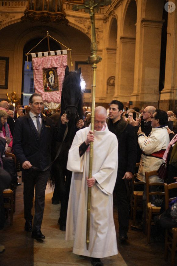 Ce qui était une référence au style vestimentaire de l'icone


Messe commémorative pour l'actrice française Brigitte Bardot à l'église Saint-Roch à Paris, le 28 janvier 2026. Photo par Nasser Berzane/ABACAPRESS.COM