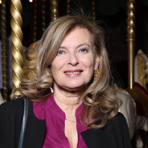 Pour l’heure, elle se garde bien de révéler l’idée de la personne qui fait battre son cœur

Valérie Trierweiler au photocall de la soirée annuelle du Secours Populaire au Musée des Arts Forains à Paris le 2 décembre 2024.

© Denis Guignebourg / Bestimage