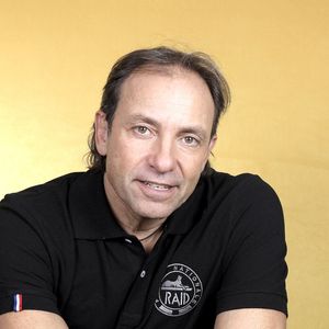Car à la fin du mois d'octobre 2024, le groupe France Télévisions a annoncé qu'une nouvelle équipe se chargerait de commenter les compétitions de patinage artistique.

Portrait de Philippe Candeloro lors de l'enregistrement de l'émission "Chez Jordan de Luxe" diffusée sur C8 le 6 novembre 2024. © Cédric Perrin / Bestimage