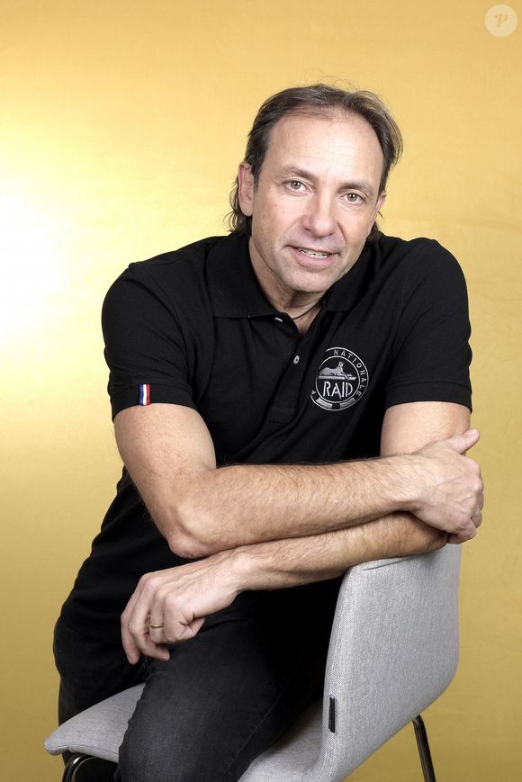 Car à la fin du mois d'octobre 2024, le groupe France Télévisions a annoncé qu'une nouvelle équipe se chargerait de commenter les compétitions de patinage artistique.

Portrait de Philippe Candeloro lors de l'enregistrement de l'émission "Chez Jordan de Luxe" diffusée sur C8 le 6 novembre 2024. © Cédric Perrin / Bestimage