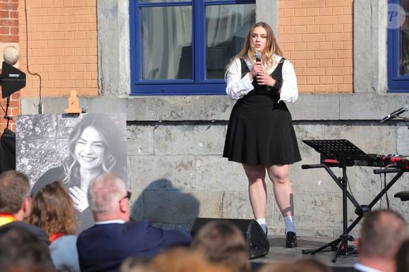 Laquelle a pris la parole lors de la cérémonie.

Milla Savarese, la fille unique d'E.Dequenne - 300 personnes réunies pour rendre hommage à Emilie Dequenne dans sa ville de Chièvres (Belgique), le 9 avril 2025, quelques semaines après son décès prématuré, survenu le 16 mars 2025. © Photonews / Bestimage