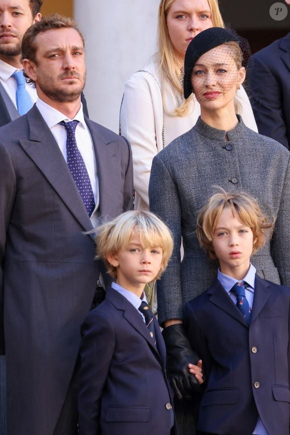 Pierre Casiraghi, Beatrice Borromeo, Francesco Casiraghi, Stefano Casiraghi dans la cour du palais princier le jour de la fête nationale de Monaco le 19 novembre 2024.

© Jean-Charles Vinaj / Pool Monaco / Bestimage